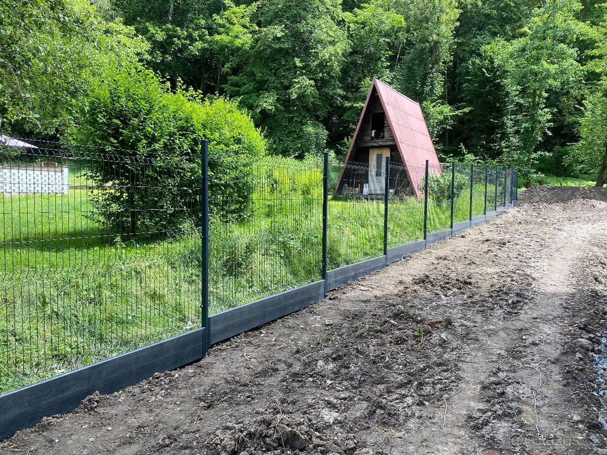 Antracitový 3D panelový plot s betonovými podhrabovými deskami podél pozemku u lesa